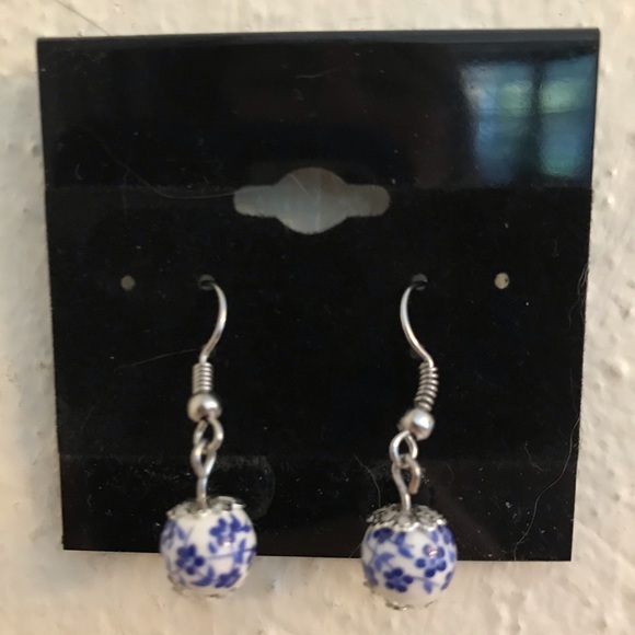 🆕Blue & White Floral Patterned Earrings - Picture 2 of 2